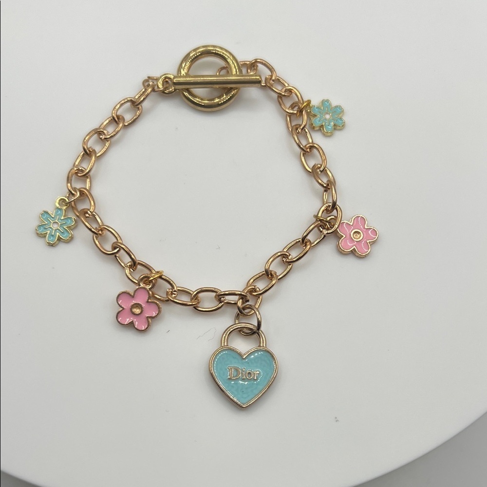 1452. Elegant charm bracelet.